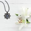 📿🤎 Collar Calado en MDF – Diseño Espiral Café con Blanco (5 cm x 5 cm) 🤍📿 - Imagen 3